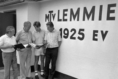 ARH Slg. Weber 02-051/0006, V.l. erster Vorsitzender Günther Bullerdiek und drei weitere Männer vor dem Sportheim des MTV Lemmie, zwischen 1980/1990