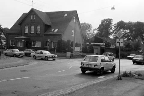 ARH Slg. Weber 02-052/0011, Eine abknickende Vorfahrtstraße von der Gehrdener Straße in die Hauptstraße, im Hintergrund die Friseurstube Mielkein, Leveste, zwischen 1980/1990