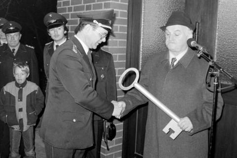 ARH Slg. Weber 02-052/0012, Bürgermeister Helmut Oberheide überreicht dem Ortsbrandmeister Klaus Hackbarth einen symbolischen Schlüssel zum neuen Feuerwehrhaus, Everloh, zwischen 1980/1990