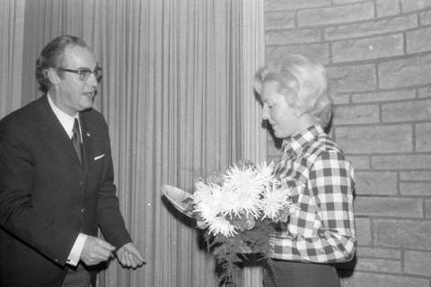 ARH Slg. Weber 02-052/0021, Eine Frau erhält von einem Mann einen Blumenstrauß und einen Teller, zwischen 1980/1990