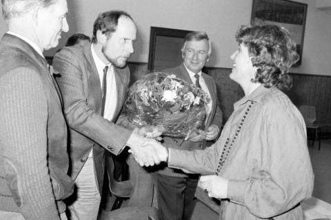 ARH Slg. Weber 02-053/0011, Gehrdens stellv. Stadtdirektor Peter Schnabel überreicht einen Blumenstrauß an die Ortsbürgermeisterin von Redderse Ursula Gröper, zwischen 1980/1990