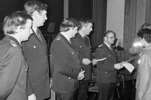 ARH Slg. Weber 02-054/0004, Mitglieder der Feuerwehr bei der Übergabe von Urkunden zum Abschluss eines Grundlehrganges in der Festhalle, Gehrden, zwischen 1980/1990