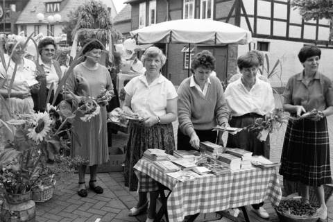 ARH Slg. Weber 02-054/0016, Frauen an einem Infostand auf einem Erntedankfest, zwischen 1980/1990
