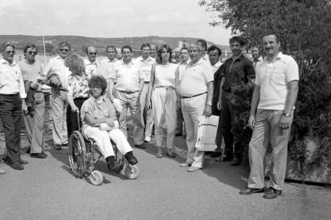 ARH Slg. Weber 02-055/0006, Gruppenfoto der Dankeschön-Tour und Info-Besuch für ehrenamtliche Wahlhelfer aus Gehrden nach Bonn, 1985