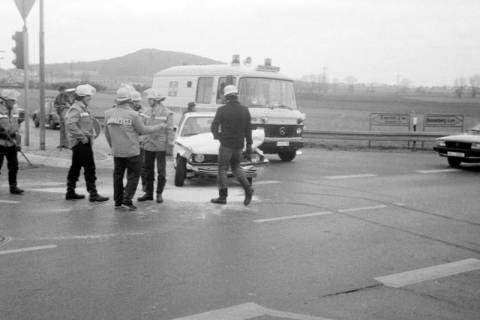 ARH Slg. Weber 02-055/0007, Ein Verkehrsunfall mit Einsatz der Feuerwehr bei der Kreuzung Levester Straße / Nordstraße, Gehrden, zwischen 1980/1990