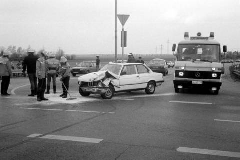 ARH Slg. Weber 02-055/0008, Ein Verkehrsunfall mit Einsatz der Feuerwehr bei der Kreuzung Levester Straße / Nordstraße, Gehrden, zwischen 1980/1990