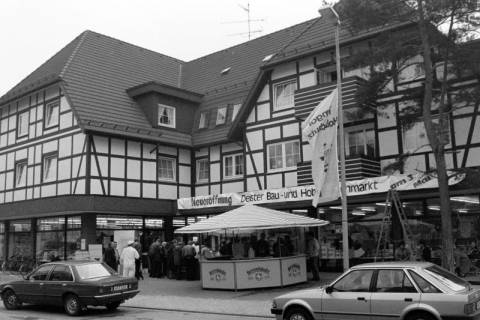 ARH Slg. Weber 02-055/0010, Neueröffnungsfeier des "Deister Bau- und Hobbyfachmarktes" in der Hauptstraße / Ecke Bröhnweg, Wennigsen, zwischen 1980/1990