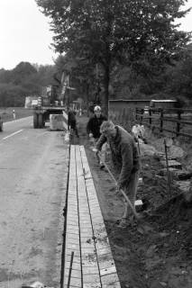 ARH Slg. Weber 02-056/0008, Pflasterarbeiten an einem Straßenrand, zwischen 1980/1990