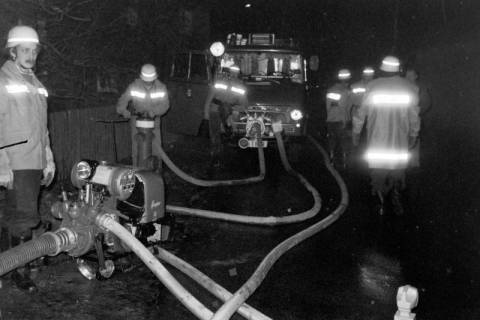 ARH Slg. Weber 02-057/0007, Ein Feuerwehreinsatz bei Nacht, l. Friedrich Rogge, Redderse, nach 1980
