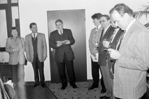 ARH Slg. Weber 02-057/0008, Eine Personengruppe bei einer Energieausstellung in der Volksbankgeschäftsstelle am Steintor, Gehrden, zwischen 1990/2000