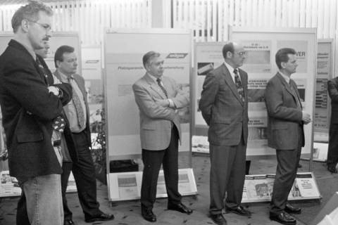 ARH Slg. Weber 02-057/0009, Eine Gruppe von Männern bei einer Energieausstellung in der Volksbankgeschäftsstelle am Steintor, Gehrden, zwischen 1990/2000