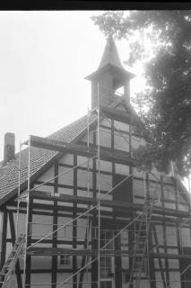 ARH Slg. Weber 02-058/0003, Ein Baugerüst am Alten Schulhaus, Ditterke, zwischen 1980/1990