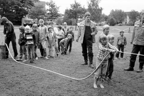ARH Slg. Weber 02-058/0013, Kinder bei Spielen auf einem Feuerwehrfest im Ottomar-von-Reden-Park, Gehrden, zwischen 1980/1990