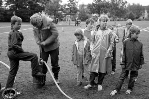 ARH Slg. Weber 02-058/0014, Kinder bei Spielen auf einem Feuerwehrfest im Ottomar-von-Reden-Park, Gehrden, zwischen 1980/1990