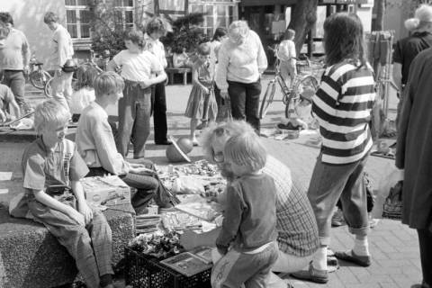 ARH Slg. Weber 02-059/0012, Personen auf einem Flohmarkt auf dem Marktplatz Gehrden, zwischen 1980/1990