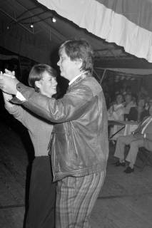ARH Slg. Weber 02-059/0013, Schützenfest mit Volkskönig Walter Dehn und Volkskönigin Lisa Paterok beim Ehrentanz, Gehrden, 1988