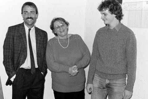ARH Slg. Weber 02-059/0014, V.l. Thomas Brügmann, Ilse Neu und Lutz Fengler vom DRK-Ortsverein, Gehrden  , zwischen 1980/1990