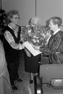 ARH Slg. Weber 02-060/0001, Zwei ältere Damen erhalten Blumensträuße bei einer Jahreshauptversammlung des DRK-Ortsvereins im Bürgersaal, Gehrden , zwischen 1980/1990