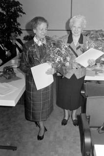 ARH Slg. Weber 02-060/0002, Zwei ältere Damen erhalten Blumensträuße bei einer Jahreshauptversammlung des DRK-Ortsvereins im Bürgersaal, Gehrden , zwischen 1980/1990