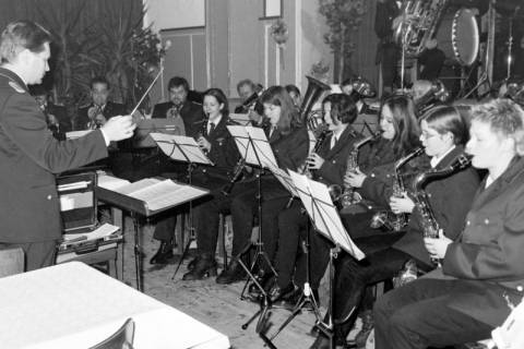 ARH Slg. Weber 02-060/0004, Auftritt des Musikzugs der Ortsfeuerwehr Leveste im Saal des Gasthauses Behnsen, Leveste, zwischen 1980/1990