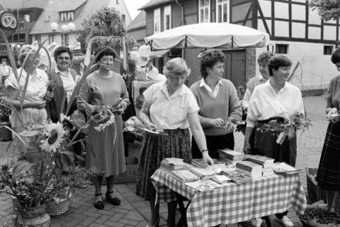 ARH Slg. Weber 02-060/0007, Frauen an einem Infostand auf einem Erntedankfest, zwischen 1980/1990