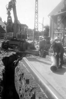 ARH Slg. Weber 02-060/0012, Arbeiter verlegen Rohre am Dammtor in Richtung Franzburger Straße, Gehrden, zwischen 1980/1990