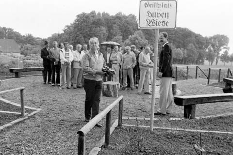 ARH Slg. Weber 02-061/0012, Eröffnung des Grillplatzes "Hupenwiese" mit Ortsbürgermeister Waldemar Brandes (vorne Mitte) und Initiator Jens Brackert (rechts), Lenthe, zwischen 1980/1990