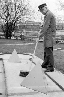 ARH Slg. Weber 02-062/0001, Der Platzwart der Minigolfanlage am Freibad bei der Reinigung einer Bahn, Gehrden, zwischen 1980/1990