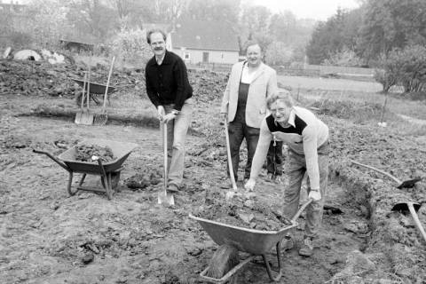 ARH Slg. Weber 02-062/0004, CDU-Mitglied Jens Brackert (links) und zwei weitere Männer arbeiten am Grillplatz "Hupenwiese", Lehnte, zwischen 1980/1990