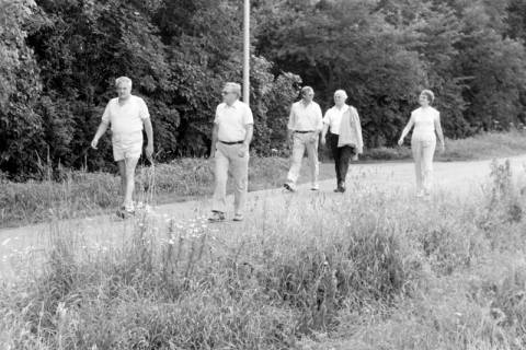 ARH Slg. Weber 02-063/0009, V.l. Bauamtsleiter Hermann Nasemann, Ratsmitglieder Horst Lanka (SPD), Johannes Seeßelberg (CDU), Bürgermeister Helmut Oberheide und Waltraud Imgart (SPD) bei einem Ortstermin, Gehrden, zwischen 1980/1990