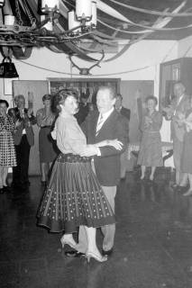 ARH Slg. Weber 02-063/0011, Schützenhaus-Gastwirt Günter Langner eröffnet einen Tanzabend mit seiner Ehefrau Lotti Langner im Schützenhaus, Gehrden, zwischen 1980/1990