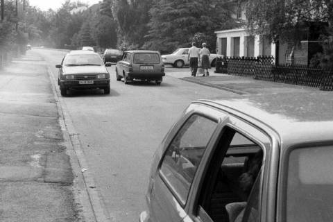 ARH Slg. Weber 02-063/0013, Eine befahrene Straße, zwischen 1980/1990
