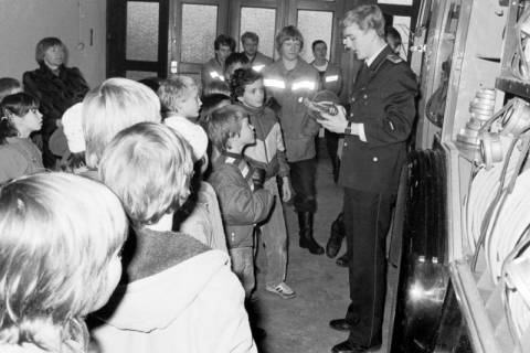 ARH Slg. Weber 02-064/0004, Rainer Kunze zeigt Kindern im Rahmen der Feuerwehr eine Gasmaske, zwischen 1980/1990