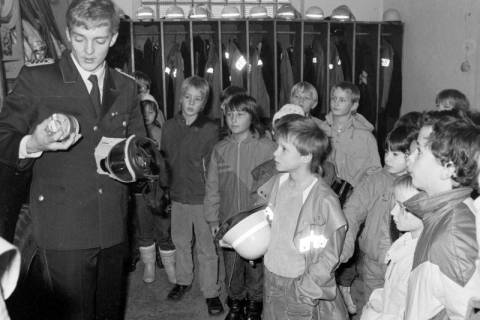 ARH Slg. Weber 02-064/0005, Rainer Kunze zeigt Kindern im Rahmen der Feuerwehr eine Gasmaske, zwischen 1980/1990