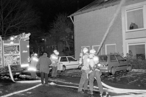 ARH Slg. Weber 02-064/0015, Feuerwehrleute bei einer nächtlichen Einsatzübung am Matthias-Claudius-Gymnasium, Gehrden, zwischen 1980/1990