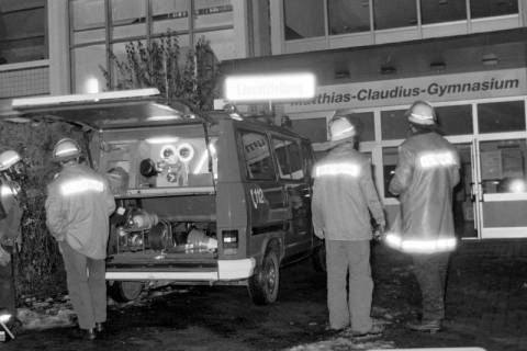 ARH Slg. Weber 02-064/0016, Feuerwehrleute bei einer nächtlichen Einsatzübung am Matthias-Claudius-Gymnasium, Gehrden, zwischen 1980/1990
