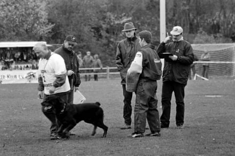 ARH Slg. Weber 02-065/0008, Vorführung eines Hundes auf einem Sportplatz, zwischen 1980/1990