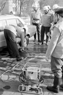 ARH Slg. Weber 02-065/0011, Übung der Feuerwehr an einem Auto auf dem Schulhof der Grundschule Am Castrum, Gehrden, zwischen 1980/1990