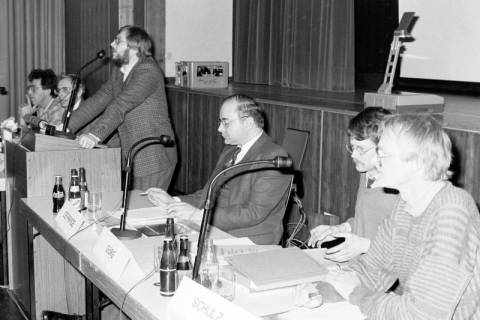 ARH Slg. Weber 02-065/0013, Ein Mann hält auf einer Sitzung? eine Rede, zwischen 1980/1990