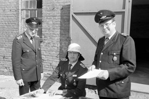 ARH Slg. Weber 02-066/0008, Drei Mitglieder der Feuerwehr mit Unterlagen auf einem Bauernhof, zwischen 1980/1990