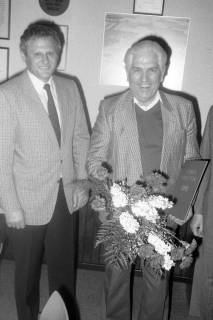 ARH Slg. Weber 02-066/0010, Zwei Männer, einen von ihnen mit einem Blumenstrauß und einer Ehrenurkunde für seine Mitgliedschaft in der SPD, zwischen 1980/1990