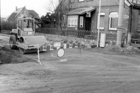 ARH Slg. Weber 02-066/0016, Straßenbauarbeiten an der Obernfeldstraße / Ecke Wiesenstraße, Redderse, zwischen 1980/1990