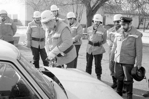 ARH Slg. Weber 02-066/0021, Übung der Feuerwehr an einem Auto auf dem Schulhof der Grundschule Am Castrum, Gehrden, zwischen 1980/1990