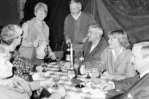 ARH Slg. Weber 02-067/0003, Eine Personengruppe bei einer Weinprobe mit Weinhändler Karl-Heinz Uhrig (dritter von links, Weste und gestreiftes Hemd) aus Leveste, zwischen 1980/1990