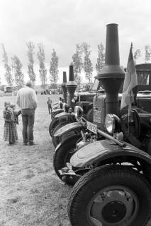 ARH Slg. Weber 02-068/0001, Ausstellung von Traktoren und Landmaschinen zum Dorffest, Ditterke, zwischen 1980/1990