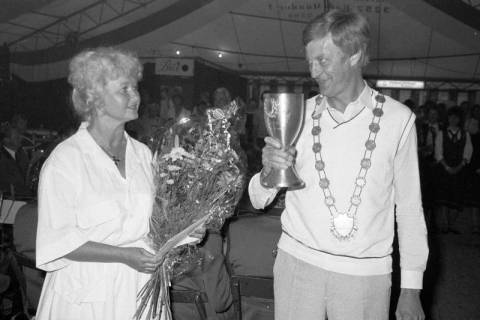 ARH Slg. Weber 02-068/0003, Proklamation des Volkskönigs Karl-Heinz Wölbern bei einem Schützenfest, Gehrden, zwischen 1980/1990