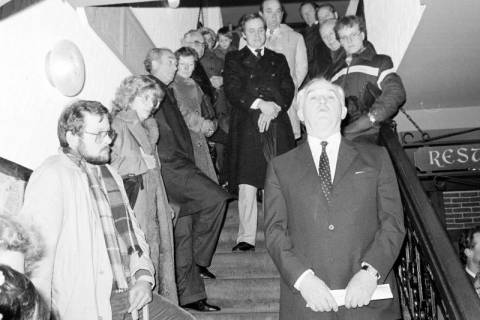 ARH Slg. Weber 02-069/0009, Bürgermeister Helmut Oberheide hält eine Rede vor mehreren Personen auf einer Treppe im Ratskeller, Gehrden , zwischen 1980/1990