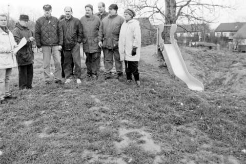 ARH Slg. Weber 02-070/0004, Eine Personengruppe mit Ortsbürgermeister Harald Schultz (links, heller Mantel) auf einem Spielplatz, Redderse, zwischen 1980/1990