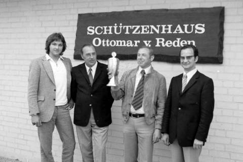 ARH Slg. Weber 02-070/0005, Gruppenfoto mit einem Pokal vor dem Schützenhaus Ottomar v. Reden, Gehrden, zwischen 1980/1990