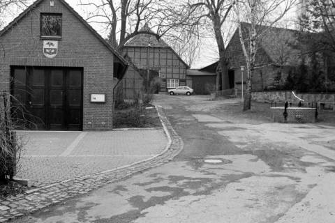 ARH Slg. Weber 02-070/0006, Dorfbrunnen mit Löschwasserentnahmestelle in der Ortsmitte von Everloh, zwischen 1980/1990